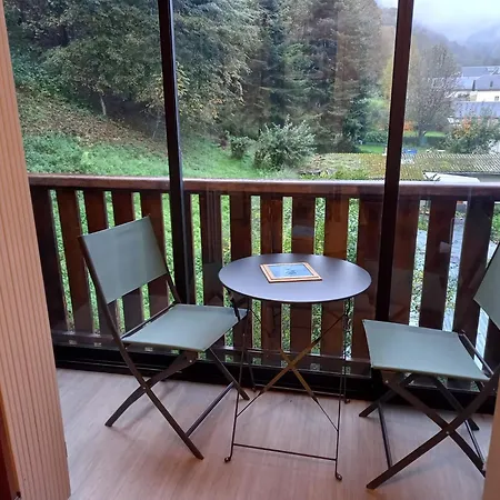 Petit Nid Douillet , T1 Traversant , Sejour , Balcon ,cuisine Independante, Loggia , Au Calme, Proche Centre * Bagnères-de-Luchon