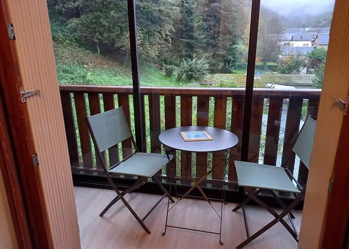 Petit Nid Douillet , T1 Traversant , Sejour , Balcon ,cuisine Independante, Loggia , Au Calme, Proche Centre * Bagnères-de-Luchon