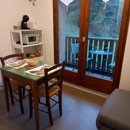 Petit Nid Douillet , T1 Traversant , Sejour , Balcon ,cuisine Independante, Loggia , Au Calme, Proche Centre * Bagnères-de-Luchon